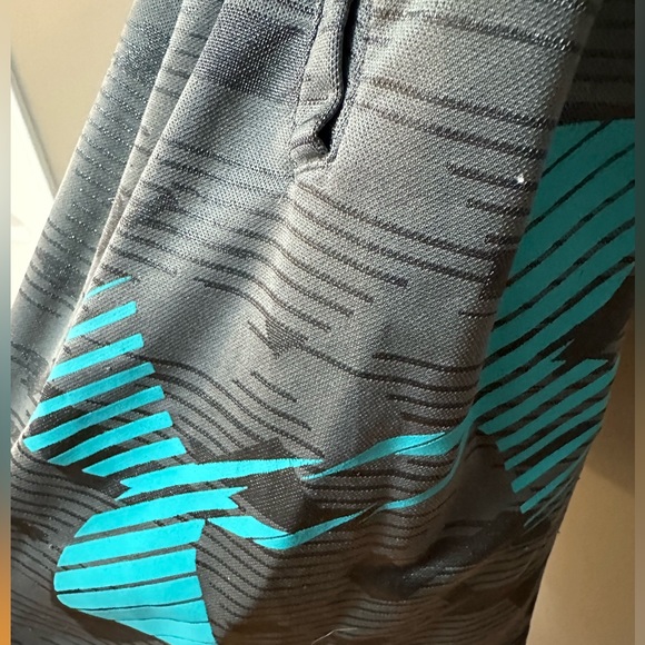 UNDER ARMOUR | Youth Small Grey Shorts - Picture 3 of 4